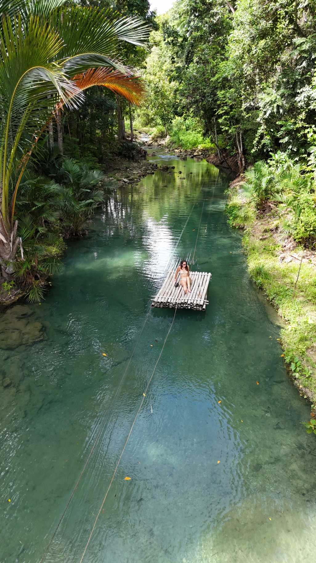Bamboevlot drijft op een heldere jungle-rivier in de Filipijnen